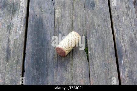 Weinkorken und Weingläser auf dem hölzernen Tisch Stockfoto