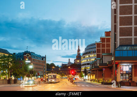 Oslo, Norwegen. Die Straßenbahn fährt von einem Anschlag auf Biskop Gunnerus Gate Street. Straße in Centrum Bezirk am Abend oder in der Nacht die Beleuchtung. Stockfoto