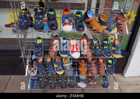 Stratford-upon-Avon, Großbritannien - 21. Juli 2017: Rack der klassischen jungen Sandalen und Sommer Schuhe vor einem Schuhgeschäft Stockfoto