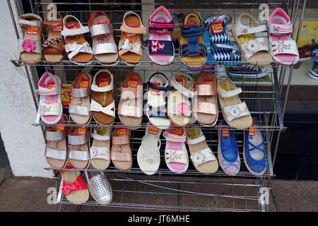 Stratford-upon-Avon, Großbritannien - 21. Juli 2017: Rack der klassischen Mädchen Sandalen und Sommer Schuhe vor einem Schuhgeschäft Stockfoto