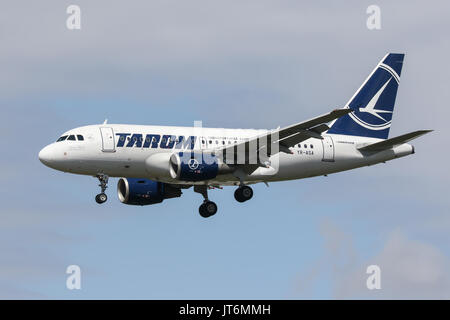 Eine Tarom Airbus A318 landet am Flughafen London Heathrow Stockfoto