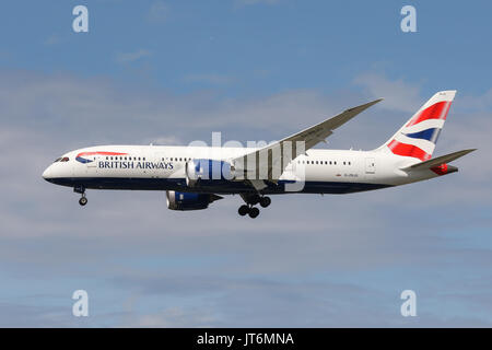 Einen British Airways Boeing 787-800 landet am Flughafen London Heathrow Stockfoto