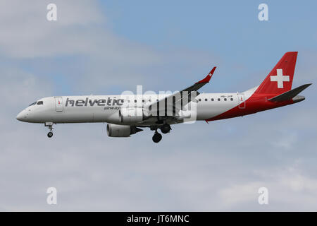 Ein Helvetic Airways (Swiss Airlines) Embraer E190 landet am Flughafen London Heathrow Stockfoto