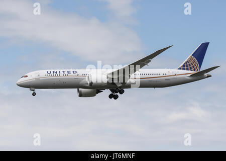 Ein United Airlines Boeing 787-900 landet am Flughafen London Heathrow Stockfoto