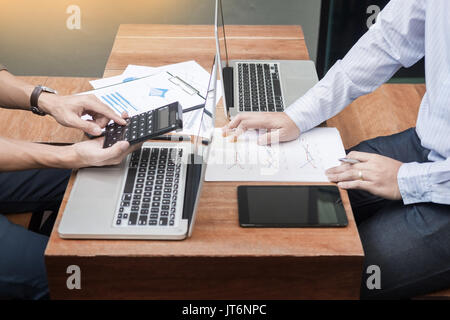 Administrator Business Mann finanzielle Inspektor und Sekretär, Bericht, Berechnung oder Überprüfung Gleichgewicht. Interne Revenue Service-Inspektor-Belegung Stockfoto