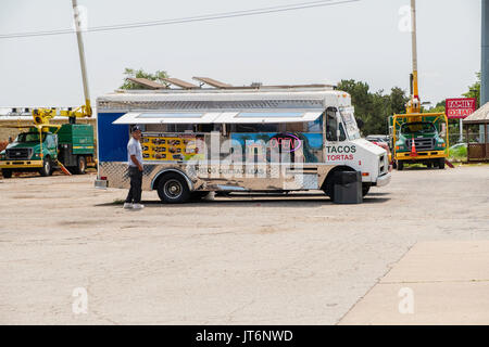 Ein hispanischer Kunde wartet auf Essen von einem Taco-Truck oder einem Food-Truck, der mexikanisches Essen in Oklahoma City, Oklahoma, USA, serviert. Stockfoto