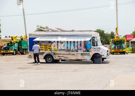 Ein hispanischer Kunde wartet in Oklahoma City, Oklahoma, USA, auf Essen von einem Taco-Truck oder Food-Truck, der mexikanische Speisen serviert. Stockfoto