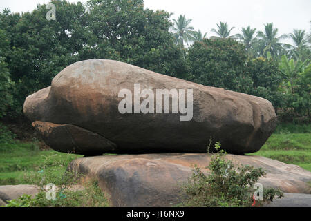 Großen Felsen geformt wie Dolphin's Nase am Ufer des Fluss Tungabhadra, Hampi, Karnataka, Asien Stockfoto