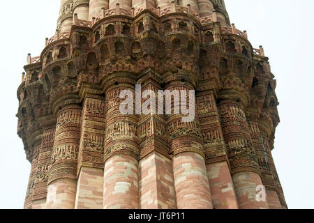 Detail der Inschriften und Galerien auf dem Abschnitt von Qutub Minar, Delhi, Indien, Asien Stockfoto