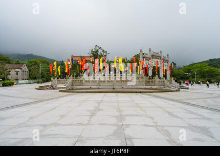 Ngong Ping die zentrale Piazza mit vielen bunten Mahayana Buddhismus stil Flags Stockfoto