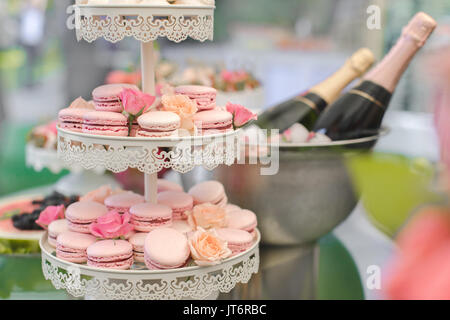 Süße Snacks und Champagner Stockfoto