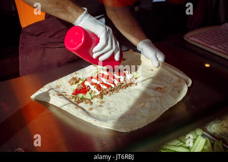 Koch, Essen bestellen Kebab Stockfoto