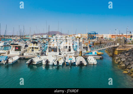 Corralejo, Fuertevetura Insel, Spanien - 1. April 2017: Die Skyline von Corralejo mit Hafen und Boote drin Stockfoto