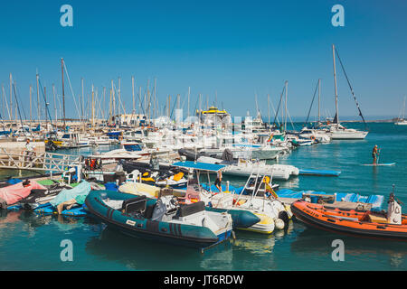 Corralejo, Fuertevetura Insel, Spanien - 1. April 2017: Die Skyline von Corralejo mit Hafen und Boote drin Stockfoto