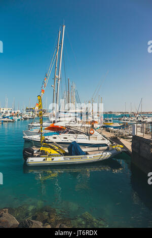 Corralejo, Fuertevetura Insel, Spanien - 1. April 2017: Die Skyline von Corralejo mit Hafen und Boote drin Stockfoto