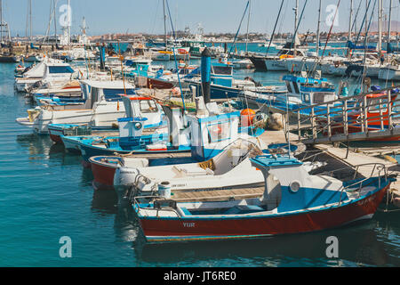 Corralejo, Fuertevetura Insel, Spanien - 1. April 2017: Die Skyline von Corralejo mit Hafen und Boote drin Stockfoto