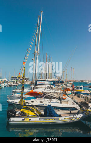 Corralejo, Fuertevetura Insel, Spanien - 1. April 2017: Die Skyline von Corralejo mit Hafen und Boote drin Stockfoto