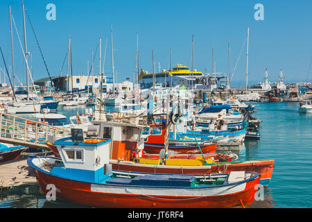 Corralejo, Fuertevetura Insel, Spanien - 1. April 2017: Die Skyline von Corralejo mit Hafen und Boote drin Stockfoto