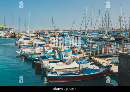 Corralejo, Fuertevetura Insel, Spanien - 1. April 2017: Die Skyline von Corralejo mit Hafen und Boote drin Stockfoto