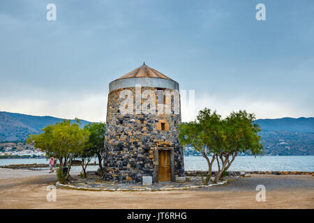 Alte Windmühle auf Kalydon-Halbinsel in der Nähe von Agios Nikolaos, Kreta, Griechenland Stockfoto