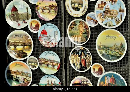 Kreisförmigen souvenirs Glasplatten - Gerichte auf den Verkauf an Touristen in Florenz (Firenze), Italien Stockfoto