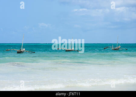 Traditionelle Dhow hölzerne Fischerboote vor Anker gegangen Ufer, Diani, Kenia Stockfoto