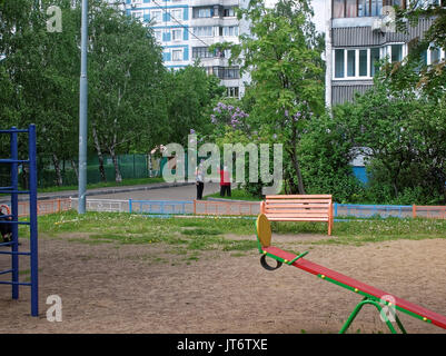 Zwei Frauen reißen die Blumen Flieder, Moskau Stockfoto