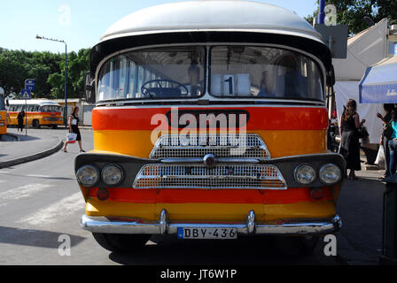 MALTA - 7. SEPTEMBER: Eine alte Bushaltestelle am Hauptbahnhof warten auf Abfahrt, während nicht identifizierte Personen herum kommt, September 7,2007, Valletta, Malta Stockfoto