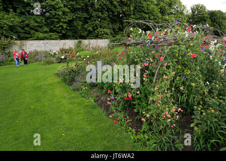 Sommer Blick auf Boughton House und Gärten; Boughton Dorf; Northamptonshire, England, Großbritannien Stockfoto