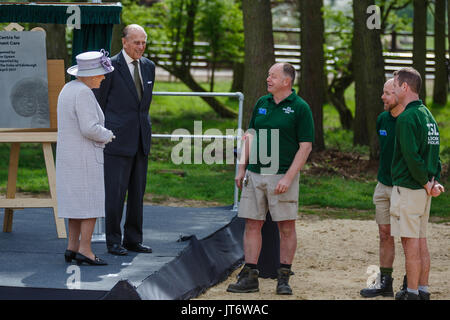 Ihre Majestät Königin Elizabeth II. und Seine königliche Hoheit Prinz Philip, Treffen der zoowärter, die nach dem Elefanten bei der ZSL Whipsnade Zoo suchen Stockfoto