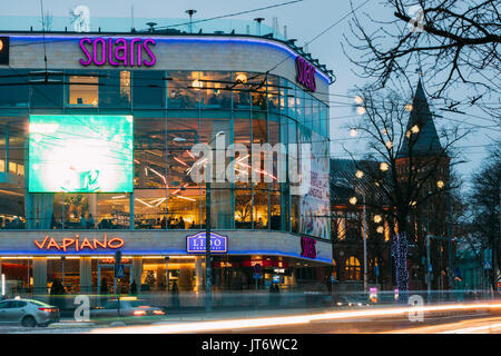 Tallinn, Estland - 3. Dezember 2016: Abendlicher Blick der kulturellen und kommerziellen Einkaufszentrum Solaris. Shopping Center im Zentrum von Tallinn Stockfoto