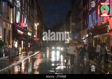 Eine Ansicht der Frith Street, mit Ronnie Scott's Jazz Club und Bar Italia. Aus einer Reihe von Fotos in einer regnerischen Nacht in Soho, London. Foto Datum: Stockfoto