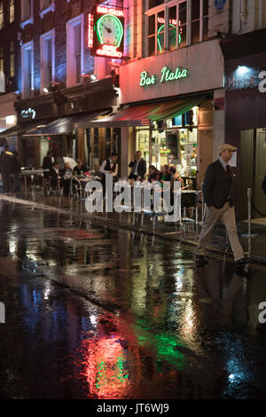 Ein Blick auf die Coffee Bar Bar Italia auf der Frith Street in einer regnerischen Nacht in Soho. Aus einer Reihe von Fotos in einer regnerischen Nacht in Soho, London. Foto da Stockfoto