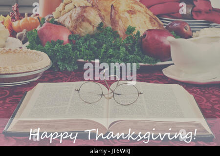 Gefilterten Bild einer aufgeschlagenen Bibel mit Brille im Urlaub essen mit bereit, der Türkei und Befestigungen im Hintergrund und Happy Thanksgiving te liegen Stockfoto