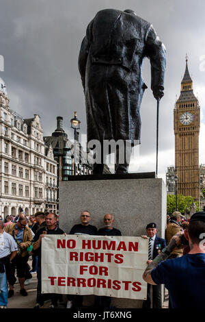 Veteranen der britischen Armee unter der Statue von Winston Churchill Halten ein Banner Anspruchsvolle' keine Menschenrechte für Terroristen', London, Großbritannien Stand Stockfoto