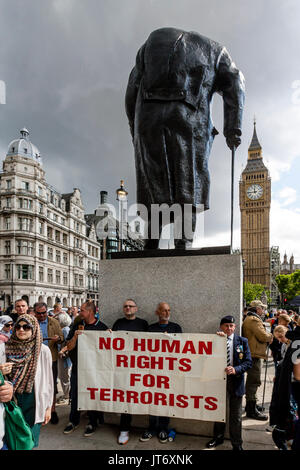 Veteranen der britischen Armee unter der Statue von Winston Churchill Halten ein Banner Anspruchsvolle' keine Menschenrechte für Terroristen', London, Großbritannien Stand Stockfoto