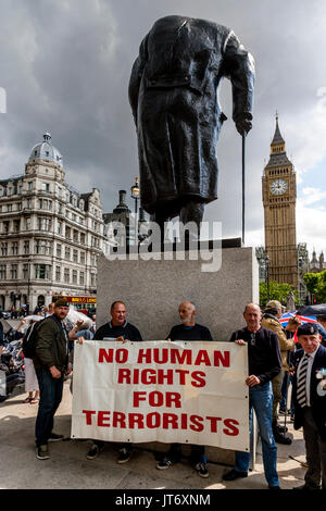 Veteranen der britischen Armee unter der Statue von Winston Churchill Halten ein Banner Anspruchsvolle' keine Menschenrechte für Terroristen', London, Großbritannien Stand Stockfoto