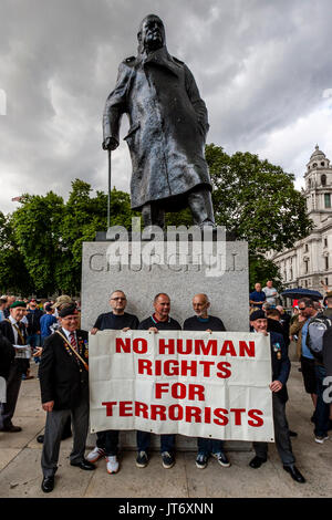 Veteranen der britischen Armee unter der Statue von Winston Churchill Halten ein Banner Anspruchsvolle' keine Menschenrechte für Terroristen', London, Großbritannien Stand Stockfoto