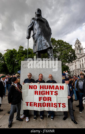 Veteranen der britischen Armee unter der Statue von Winston Churchill Halten ein Banner Anspruchsvolle' keine Menschenrechte für Terroristen', London, Großbritannien Stand Stockfoto