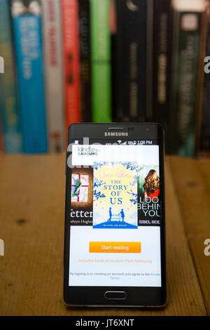 London, Großbritannien. Samsung Edge Smartphone mit den Amazon Kindle für Samsung App. Stockfoto