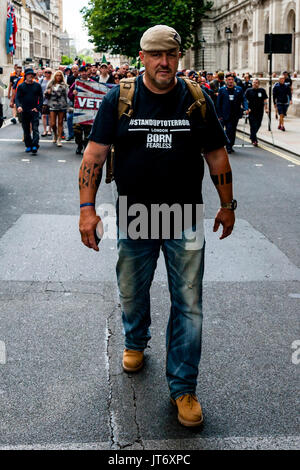 Phil Campion EIN EHEMALIGER britischer SAS-Soldat führt eine Gruppe von Army Veterans Downing Street zu fordern, dass die Regierung nicht mehr zur Bekämpfung des Terrorismus Stockfoto