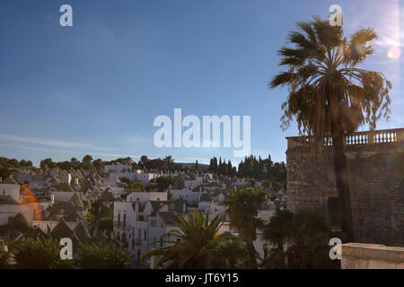 Blick über das Viertel "Rione Monti", von Alberobello, das Gebiet mit der höchsten Anzahl von Trulli, von der Via Contessa Acquaviva, Alberobello, Apulien, Italien Stockfoto