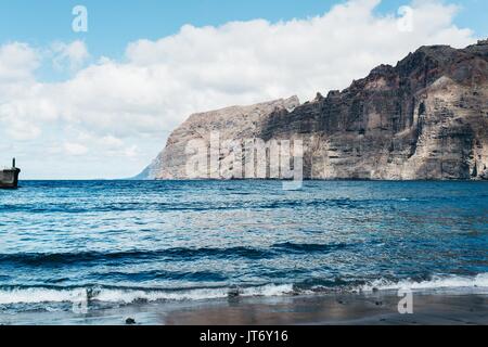 Tolle Aussicht auf die Berge Klippen über dem Meer. Los Gigantes, Puerto de Santiago, Teneriffa, Kanarische Inseln Stockfoto