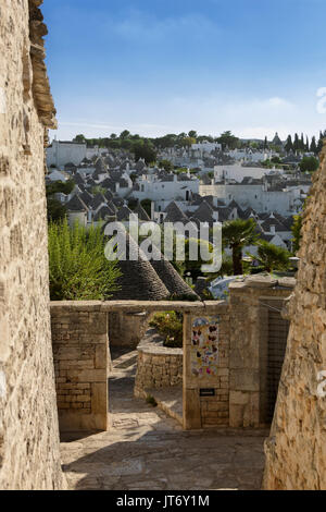 Blick über das Viertel "Rione Monti", von Alberobello, das Gebiet mit der höchsten Anzahl von Trulli, von der Via Duca Degli Abruzzi, Alberobello, Apulien, Italien Stockfoto