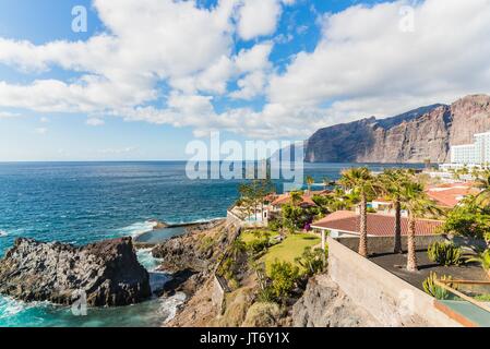 Blick auf die Felsen und das Meer. Los Gigantes, Puerto de Santiago, Teneriffa, Kanarische Inseln. Stockfoto