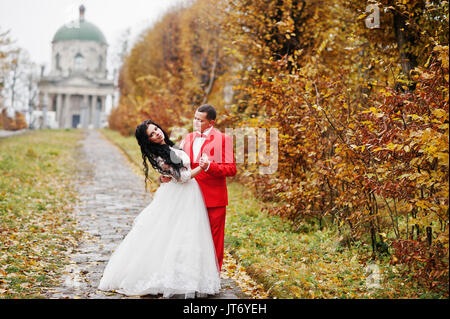 Schöne Hochzeit paar im Park an einem nebligen und verregneten Herbsttag posieren. Stockfoto