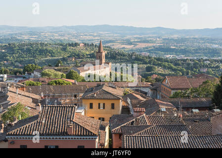 Einen erhöhten Blick von der mittelalterlichen Stadt Perugia über die terrakottafarbenen Dächer und üppigen grünen Landschaft von Umbrien Stockfoto