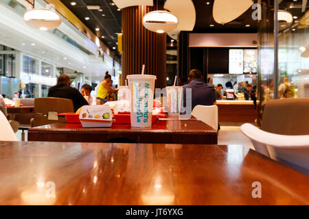 MC Donalds Restauranttische, Dubai International Airport, Vereinigte Arabische Emirate. Stockfoto