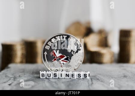 Europa verlassen. Silber brexit Münze in der Nähe von Business kleine weiße Buchstaben Inschrift. Stockfoto