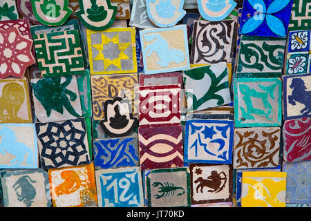 Keramik- und Handwerksbetrieb, Souk Medina von Fes, Fes el Bali. Marokko, Maghreb Nordafrika Stockfoto